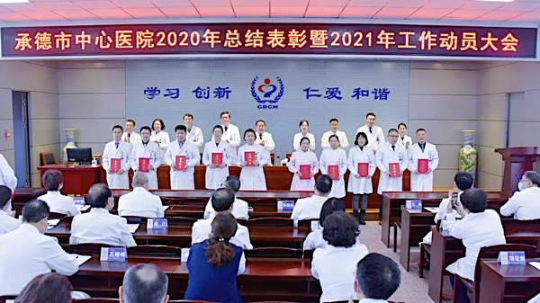 先进集体代表、“德艺双馨奖”医护代表、优秀共产党员代表依次上台领奖。